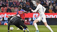 Plze�ský úto�ník Prince Adu p�ekonává branká�e Tomá�e Koubka z Liberce.