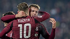 Sparťanský útočník Jan Kuchta slaví svůj gól s Martinem Suchomelem, který mu na...