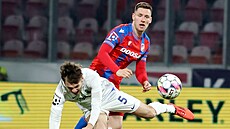 Liberecký útoník Denis Viinský padá pes Lukáe Kalvacha z Plzn.