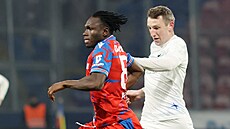 Plze�ský úto�ník Prince Adu se sna�í uniknout Marku Ichovi z Liberce.