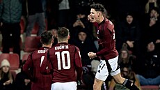 Spar�an�tí fotbalisté se radují z gólu Martina Vitíka.