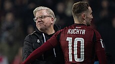 Spar�anský trenér Lars Friis se zdraví se st�ídajícím úto�níkem Janem Kuchtou.