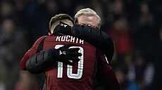 Sparanský trenér Lars Friis se objímá se stídajícím útoníkem Janem Kuchtou.