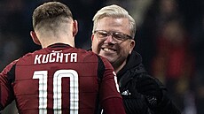 Spar�anský trenér Lars Friis se zdraví se st�ídajícím úto�níkem Janem Kuchtou.