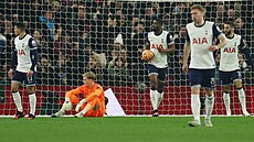 Zklamaní fotbalisté Tottenhamu s branká�em Antonínem Kinským po inkasovaném...