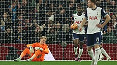 Zklamaní fotbalisté Tottenhamu s branká�em Antonínem Kinským po inkasovaném...