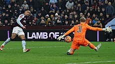 Branká� Antonín Kinský z Tottenhamu zasahuje proti st�ele Morgana Rogerse z...