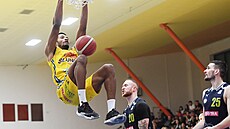 Ústecký Odinakachim Oguama sme�uje v utkání proti Opav�.