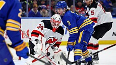 Branká� Jake Allen z New Jersey zasahuje p�ed Zachem Bensonem z Buffala.
