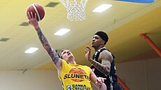 Ústecký Ladislav Pecka úto�í p�es Roberta Howarda z Opavy.