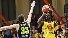 Ústecký Lesley Varner se chystá ke st�ele p�es Jakuba Slavíka z Opavy.