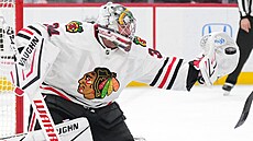 Chicagský branká� Petr Mrázek chytá puk do lapa�ky.