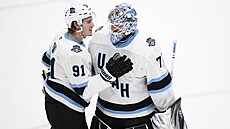 Branká� Karel Vejmelka z Utahu slaví se spoluhrá�i výhru.