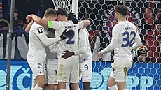 Libere�tí fotbalisté se radují z gólu.
