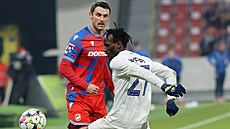Plze�ský obránce Milan Havel (vlevo) a Aziz Kayondo z Liberce