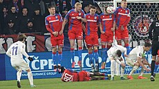 Liberecký záloník Christián Frýdek zahrává pímý kop v utkání proti Plzni.