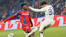 Plze�ský úto�ník Rafiu Durosinmi (vlevo) a �imon Gabriel z Liberce