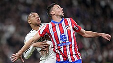 Clement Lenglet z Atlétika Madrid (vpravo) brání Kyliana Mbappého z Realu.
