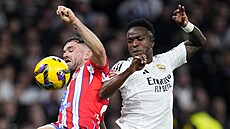 Vinicius Junior z Realu Madrid (vpravo) a Javi Galan z Atlétika