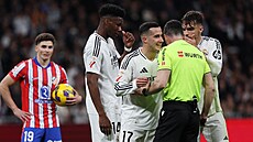 Fotbalisté Realu Madrid diskutují s rozhodím v derby proti Atlétiku.