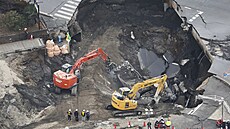 Propad v silnici ve m�st� Ja�io nedaleko Tokia (3. února 2025)