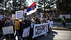 Srb�tí studenti zablokovali d�le�ité dopravní k�i�ovatky a silni�ní tahy v...