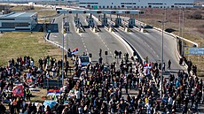 Srb�tí studenti zablokovali d�le�ité dopravní k�i�ovatky a silni�ní tahy v...
