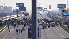 Srb�tí studenti zablokovali d�le�ité dopravní k�i�ovatky a silni�ní tahy v...