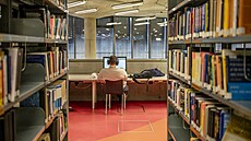 Sluchátka jsou pro nkteré studenty nezbytnou výbavou k uení se v knihovn....