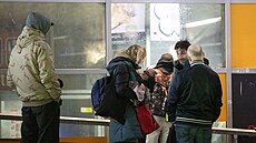 Bezdomovci ebrají u vstupu do stanice metra. Konflikty jsou tu velmi asté....