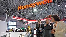 Na stánku spole�nosti Honeywell na veletrhu CIIE v �ínském �anghaji se diváci...