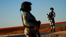 Mexi�tí vojáci vyslaní na hranici se Spojenými státy v rámci dohody o...