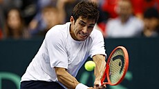 Chilský tenista Cristian Garín hraje bekhend v kvalifikaci Davis Cupu proti...