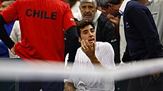 Chilský tenista Cristian Garín si st�uje rozhod�ímu, �e ho v kvalifikaci Davis...