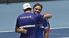 Tomá Machá (vpravo) a Jakub Meník se radují z vítzství ve tyhe v...