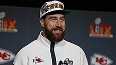 Travis Kelce z Kansas City Chiefs hovo�í na tiskové konferenci p�ed Super...
