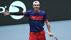 Maxim Mrva gestikuluje v kvalifikaci Davis Cupu s Koreou.