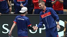 Maxim Mrva si plácá s kapitánem Tomáem Berdychem pi kvalifikaci Davis Cupu s...