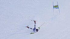 Aldo Tomá�ek se neudr�el na ly�ích p�i týmové sout�i v paralelním slalomu na...