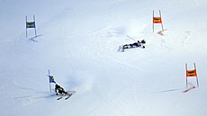 Barbora Nováková padá v paralelním slalomu p�i týmové sout�i na MS v Saalbachu.