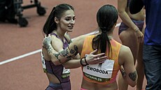 Sprinterka Karolína Ma�asová se objímá s Polkou Ewou Swobodovou po závod� na 60...
