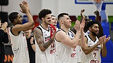 Basketbalisté Nymburku d�kují fanou�k�m za podporu v zápase proti Murcii.