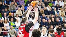 Tylan Birts z Nymburku st�ílí na ko� Murcie.