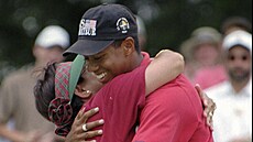 DÍKY, MAMI. Tiger Woods se raduje se svou matkou Kultidou z vít�zství na...