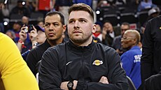 Luka Don�ic na st�ída�ce Lakers b�hem utkání s Clippers.