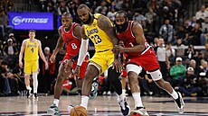 LeBron James v souboji s Jamesem Hardenem.