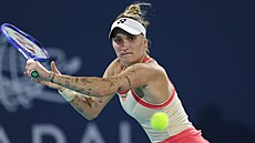 �eská tenistka Markéta Vondrou�ová v akci na turnaji a Abú Zabí.