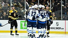 Hokejisté Winnipegu se radují z gólu proti Bostonu.