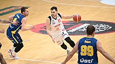 Jaromír Bohaík se snaí prosadit skrz ústeckou obranu.