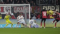 Patrik Schick se prosazuje v utkání s Hoffenheimem.